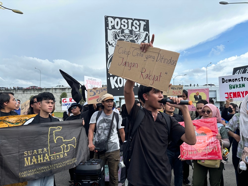 Suara Mahasiswa president Muhammad Fadhil Kasim leads the crowd in front of Menara Kinabalu. — Picture by Julia Chan