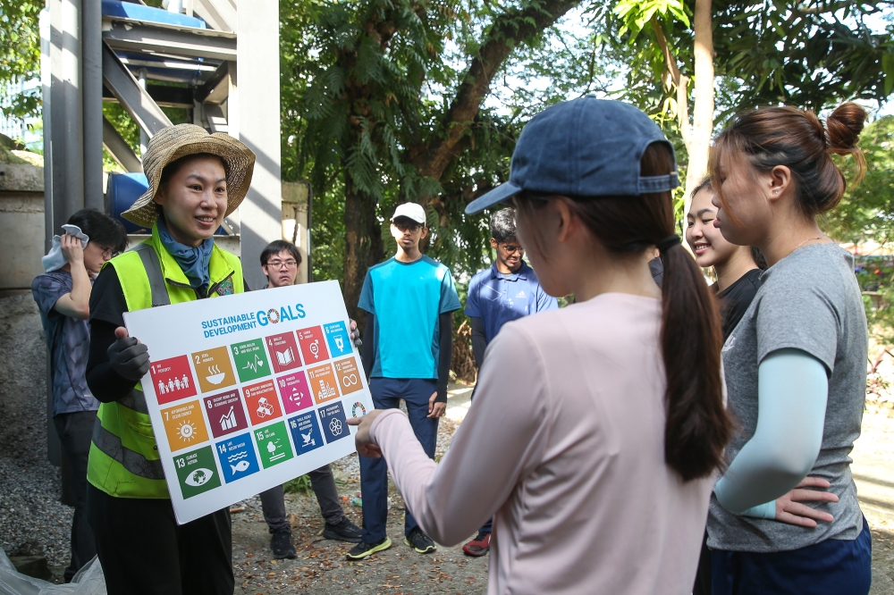 Alliance of River Three (ART!) co-founder Syuen Toh briefs volunteers from Universiti Malaya on the United Nations’ 17 Sustainable Development Goals. — Picture by Yusof Mat Isa