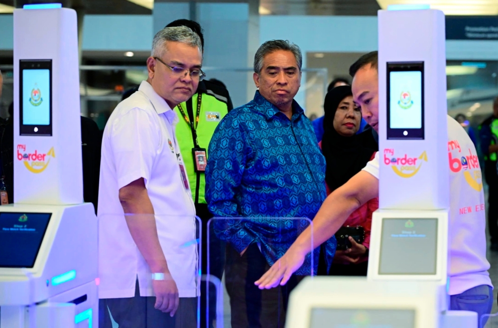 Chief Secretary to the Government Tan Sri Shamsul Azri Abu Bakar inspecting the upgraded autogate facilities using the QR Code system at KLIA Terminal 1. — Bernama pic