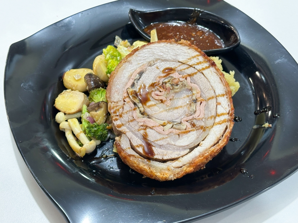 An affordable luxury of Porchetta with a bottle of beer will be the perfect way to enjoy the weekend. — Picture by Lee Khang Yi