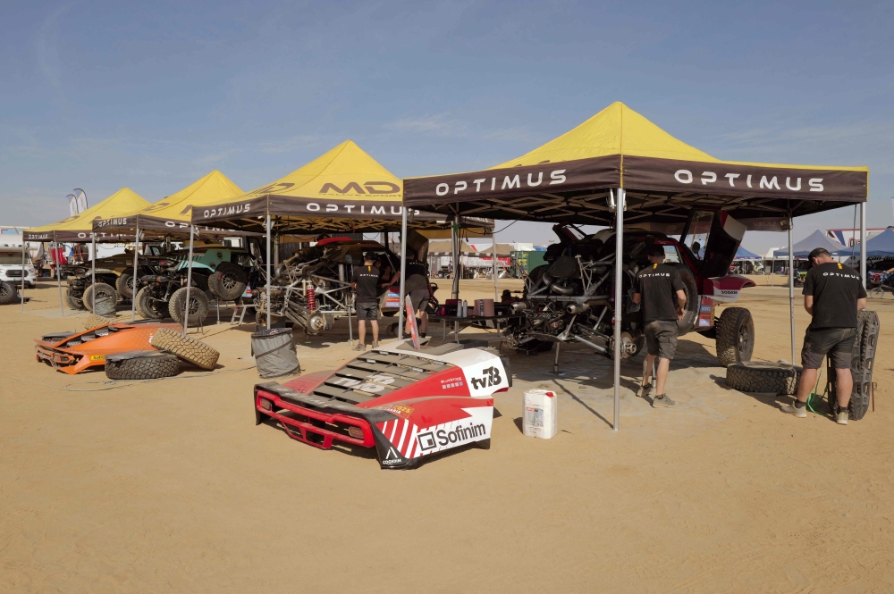 Mecanics prepare cars before the start of the 