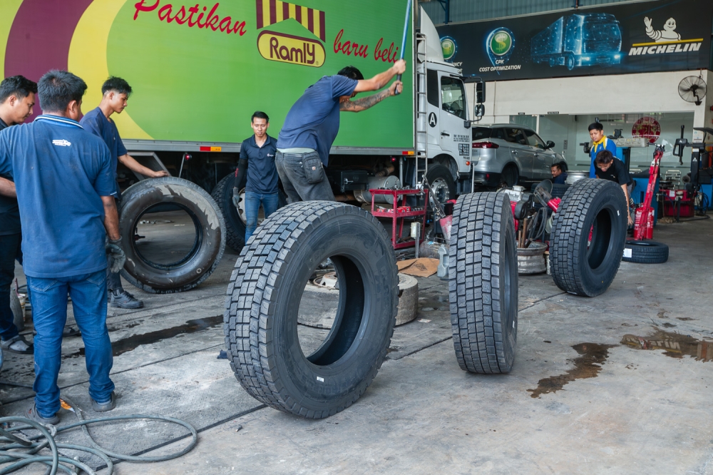 A worker removes a tyre from a rim using a machine at an automotive workshop in Batu Caves. January 6, 2025.— Picture by Raymond Manuel