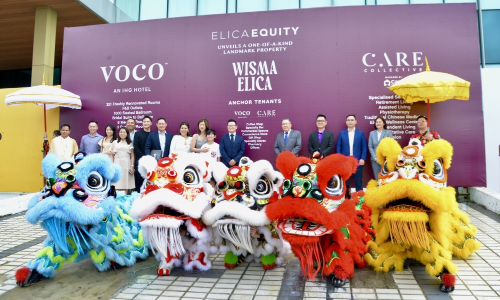 Ting (6th right), Wee on his left and others gather for a photo call at the outdoor compound of the soon-to-be Wisma Elica. — The Borneo Post pic