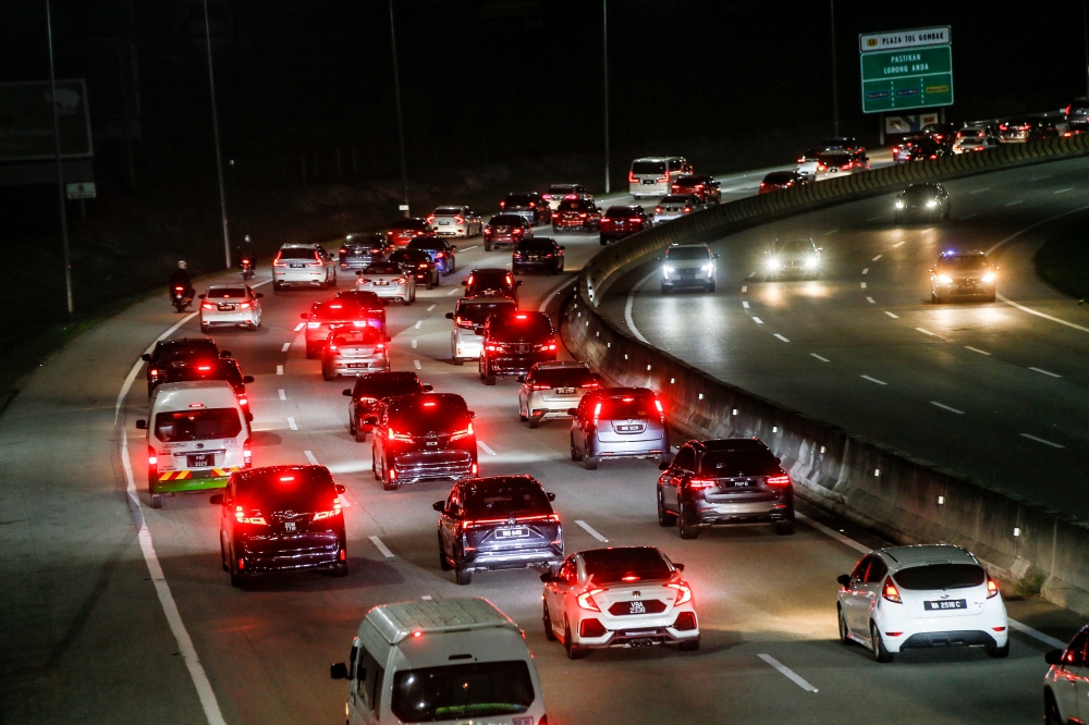 A general view of the traffic on the Kuala Lumpur-Karak Highway April 13, 2024. — Picture by Hari Anggara