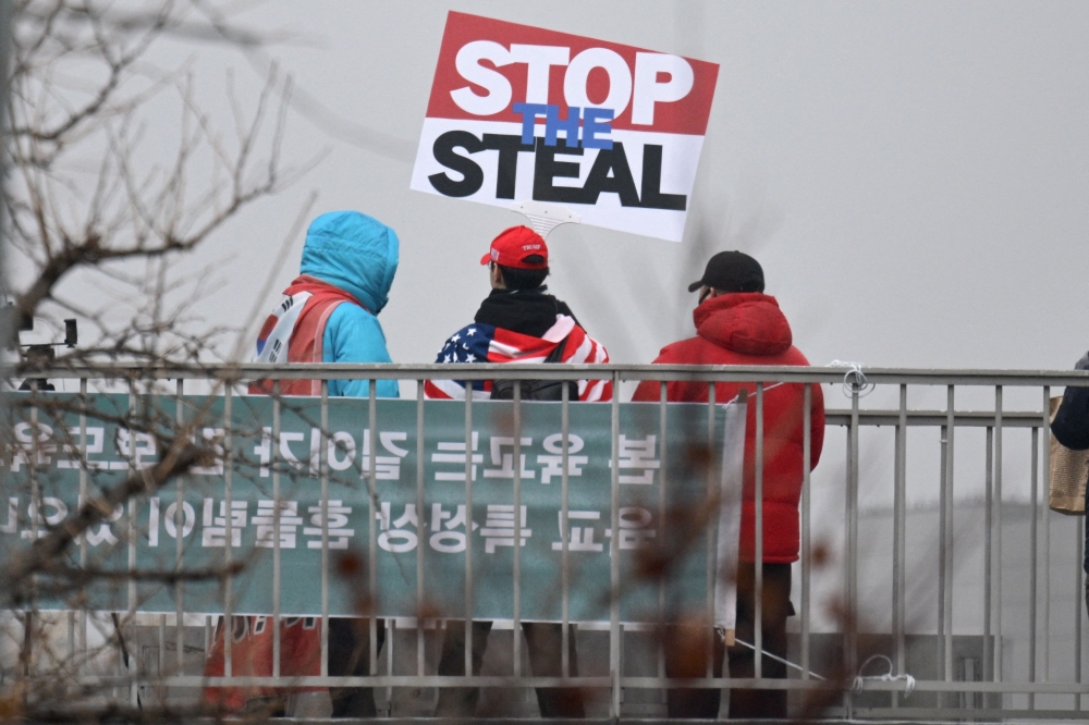 South Korean investigators trying to arrest suspended President Yoon Suk Yeol have asked for an extension to the warrant that expires on January 6, with the embattled leader holed up in his residence. — AFP pic