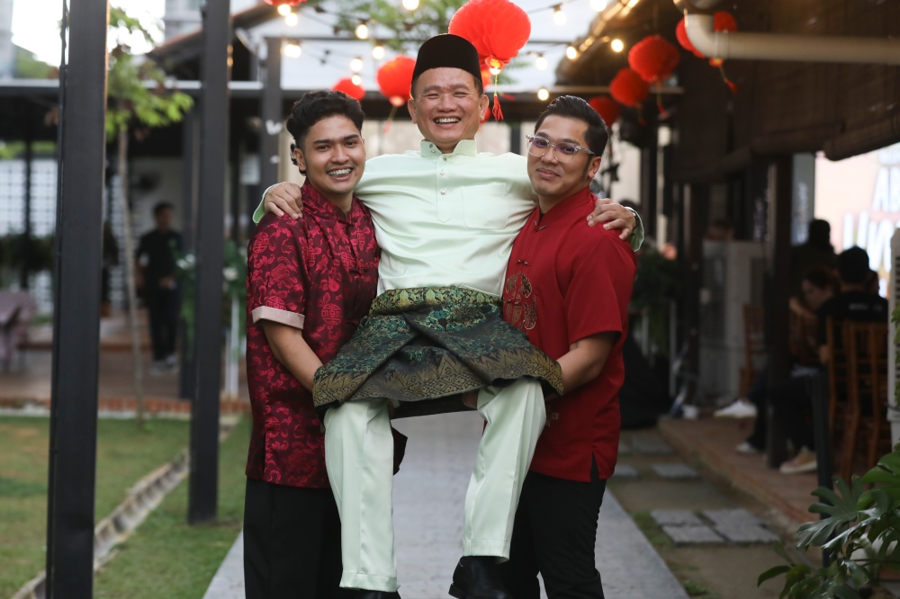 Uncle Mike (middle) with his two children Rafie Ahmad Fauzi (right) and Abdul Rahman (left). — Picture courtesy of Astro Shaw