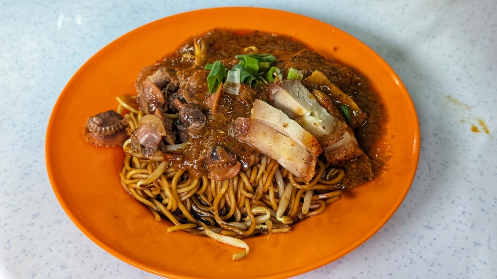 Lim Ji also offers a Ipoh-style dry curry mee that is pretty decent — Picture by Ethan Lau