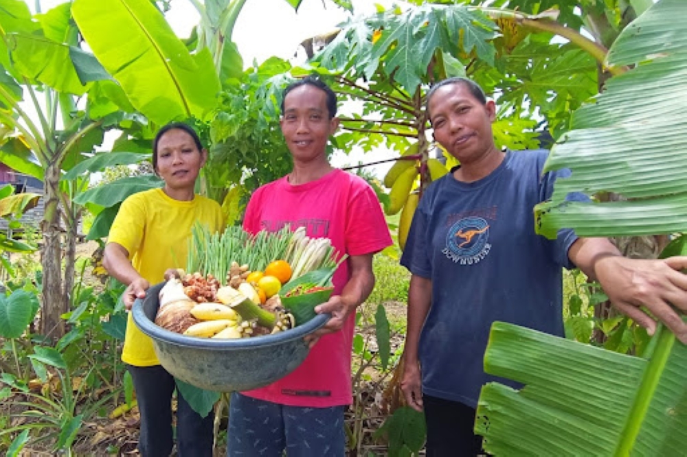 The farmers of Guntong Minum Chempedak (GMC) with their harvests of lemongrass, ginger, sour eggplant (‘terong asam’), chilies, bananas, and yams.