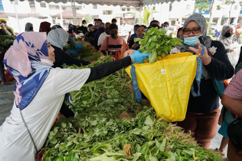 Distribution of nutritious surplus food to support families in need at PPR Kerinchi, Lembah Pantai.