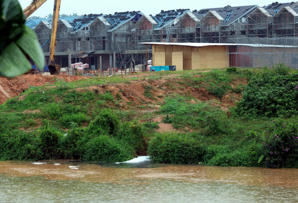 Residents of Kampung Sepakat Baru in Skudai here expressed their concern over the presence of foamy black water discharge emitting a foul smell flowing into Sungai Skudai near the village since the end of last month. — Bernama pic