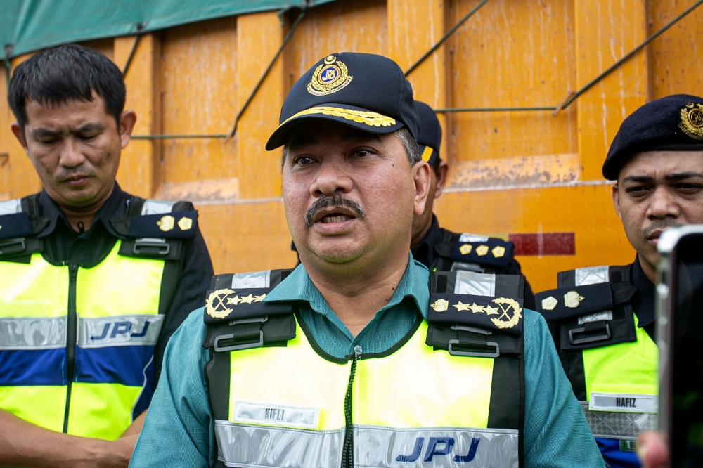 JPJ senior enforcement director Muhammad Kifli Ma Hassan speaks to media during ‘Ops Khas Lebih Muatan’ in Taiping January 11, 2025. — Bernama pic