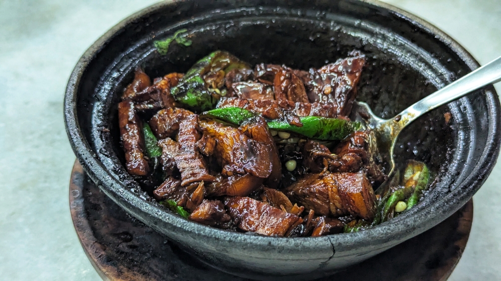 Thick, rich and glazed: the dry ‘bak kut teh’ — Picture by Ethan Lau