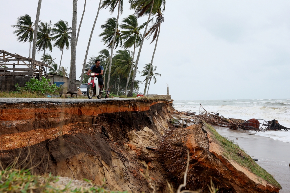 The effects of beach erosion that occurred in Kampung Tanjung, Batu Rakit due to a large storm during a survey January 11, 2025. — Bernama pic