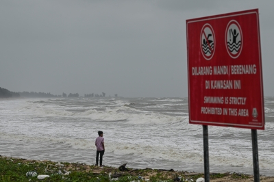 Police deploy team to monitor high tide at Terengganu beaches