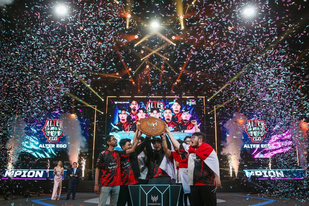 Indonesia’s Valorant team Alter Ego lifting the Predator Shield during Saturday’s APL 2025 Valorant Grand Finals. —Picture by Yusof Mat Isa