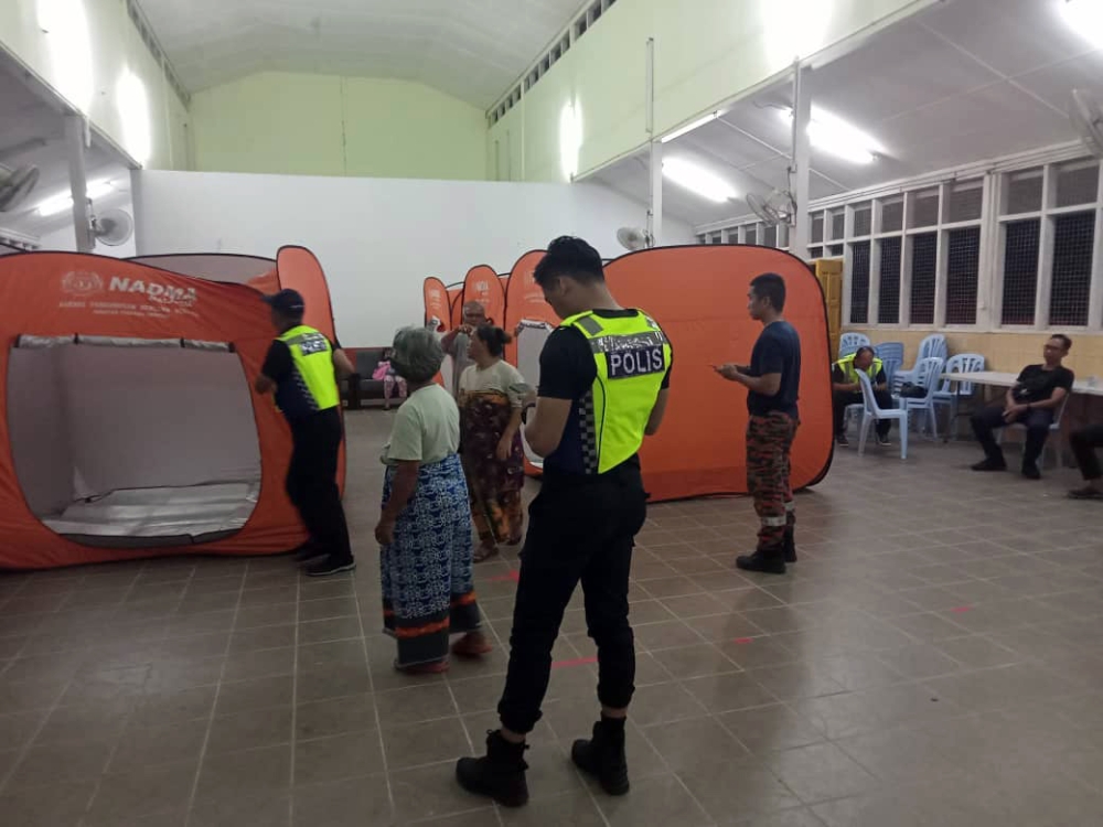 The Nanga Ngungun multipurpose hall in Kanowit, Sarawak is being turned into a temporary evacuation shelter following floods on January 12, 2025. — The Borneo Post pic