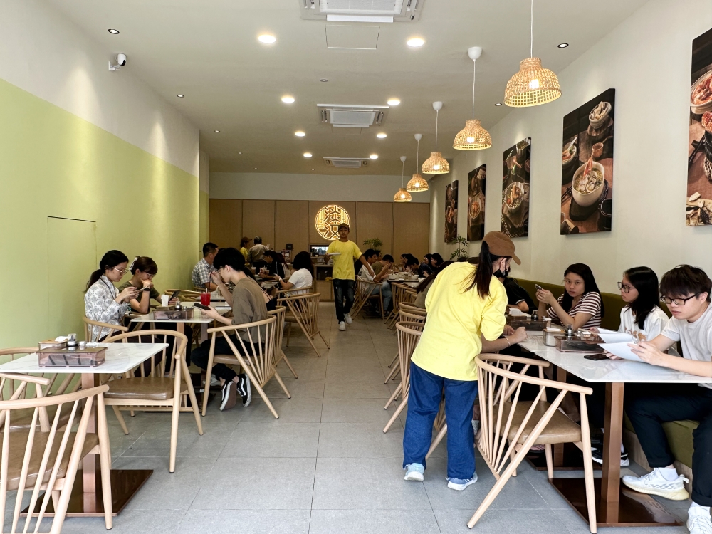 Lunch time finds the place packed with those who work in nearby offices. — Picture by Lee Khang Yi