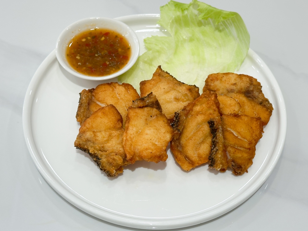 Snack on the Mixed Fried Fish Fillet with its golden brown fish fillets. — Picture by Lee Khang Yi