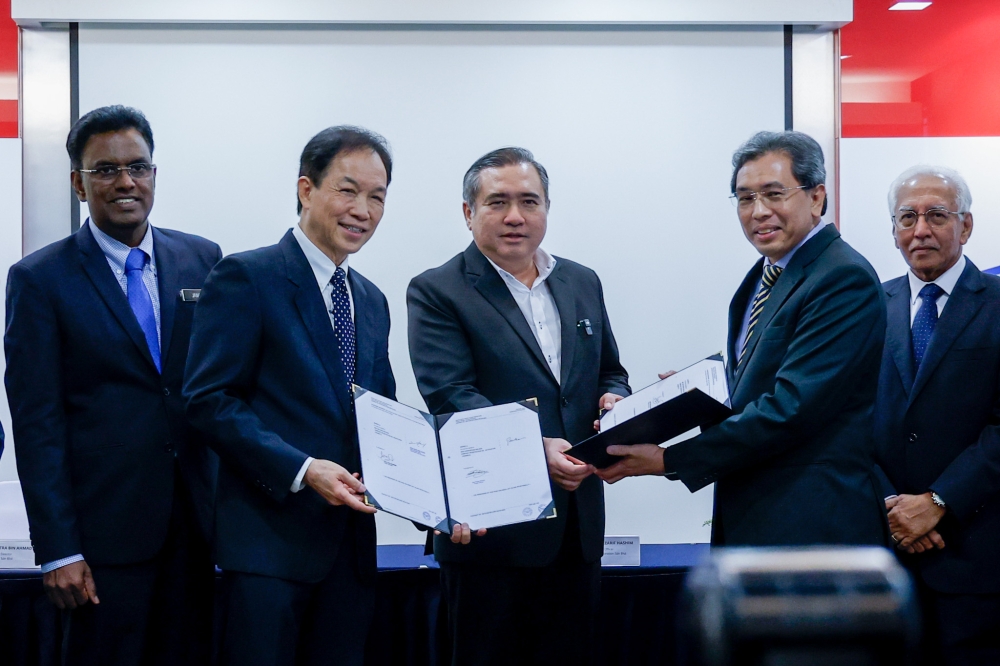 Gamuda deputy group managing director Datuk Ir Paul Ha Tiing Tai (2nd left) and MRT Corp CEO Datuk Mohd Zarif Mohd Hashim (2nd right) pose for a group photo during the signing ceremony of a memorandum of understanding (MOU) between MRT Mutiara and the SRS Consortium, witnessed by Transport Minister Anthony Loke at Menara I&P 1 in Kuala Lumpur on January 13, 2025. — Picture by Firdaus Latif