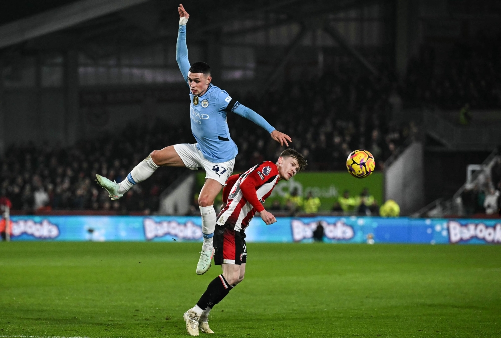 Manchester City’s Phil Foden fights for the ball with Brentford’s Keane Lewis-Potter during their English Premier League match at the Gtech Community Stadium in London January 14, 2025. — AFP pic