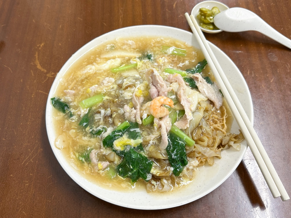 Order this Cantonese Mixed Fried Noodles from the stall in front for a change from soupy noodles. — Picture by Lee Khang Yi