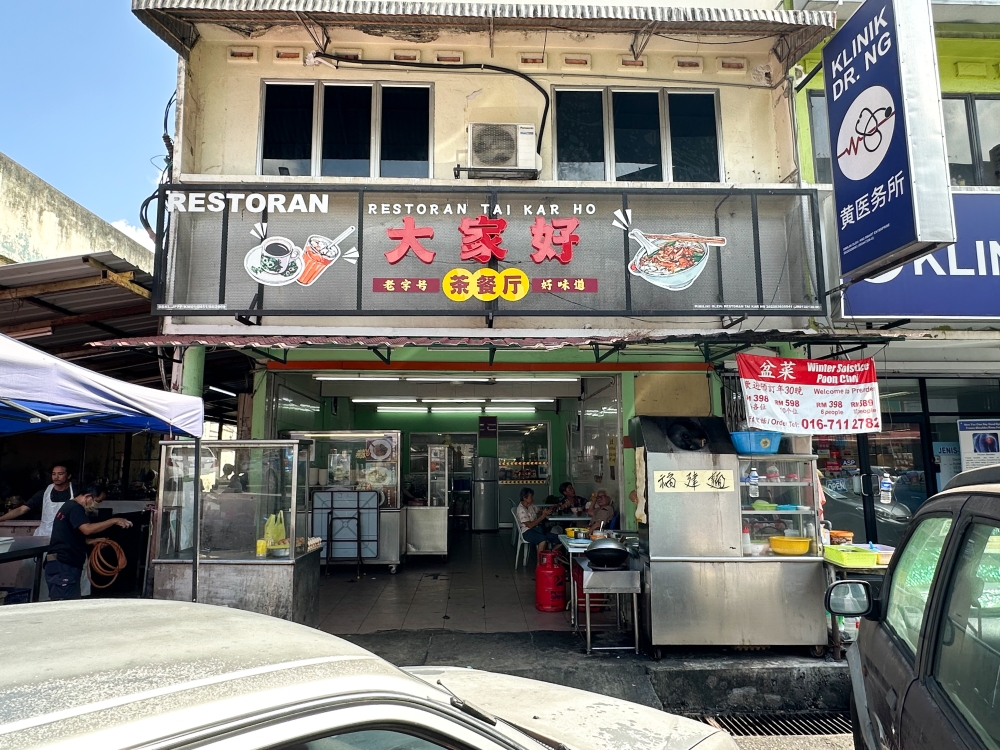 As the kitchen is placed in front, you can see them cooking up a storm the moment you walk inside this coffee shop next to the small morning market at the alleyway. — Picture by Lee Khang Yi