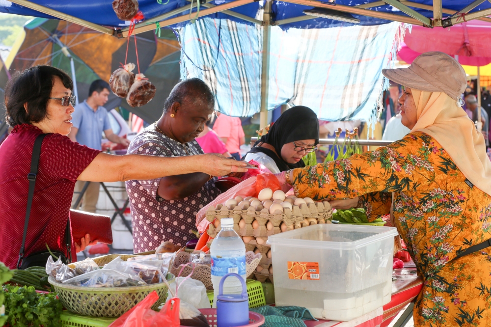 People buying their groceries at the morning market in Puchong, Oct 16, 2024. — Picture by Choo Choy May