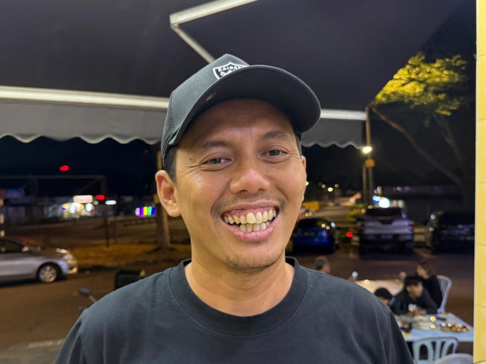 Big Smoothies café operator Ezzadin Abdul Rahman plans to focus his beverage stock and items on the Friday-to-Sunday crowd following the introduction of Johor’s new Saturday-Sunday weekend. — Picture by Ben Tan 