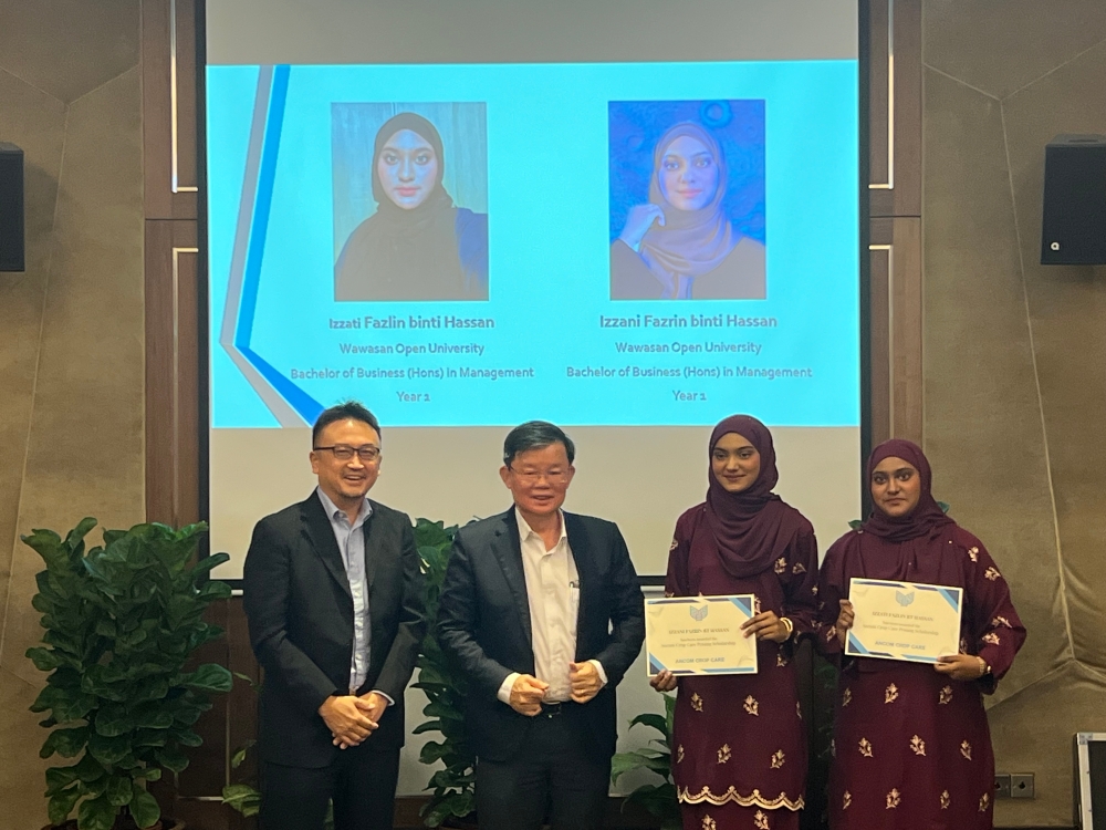 Twin sisters Izzani Fazrin Hassan and Izzati Fazlin Hassan (right) receiving the awards from Penang chief minister Chow Kon Yeow and Ancom Nylex Bhd group chief executive officer and Ancom Crop Care managing director Datuk Lee Cheun Wei. — By Opalyn Mok