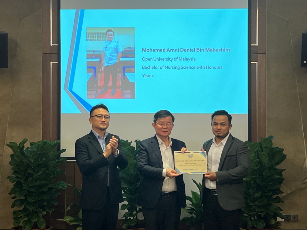 Nurse Mohamad Amni Daniel Mahashim receiving the award from Penang chief minister Chow Kon Yeow and Ancom Nylex Bhd group chief executive officer and Ancom Crop Care managing director Datuk Lee Cheun Wei. — By Opalyn Mok