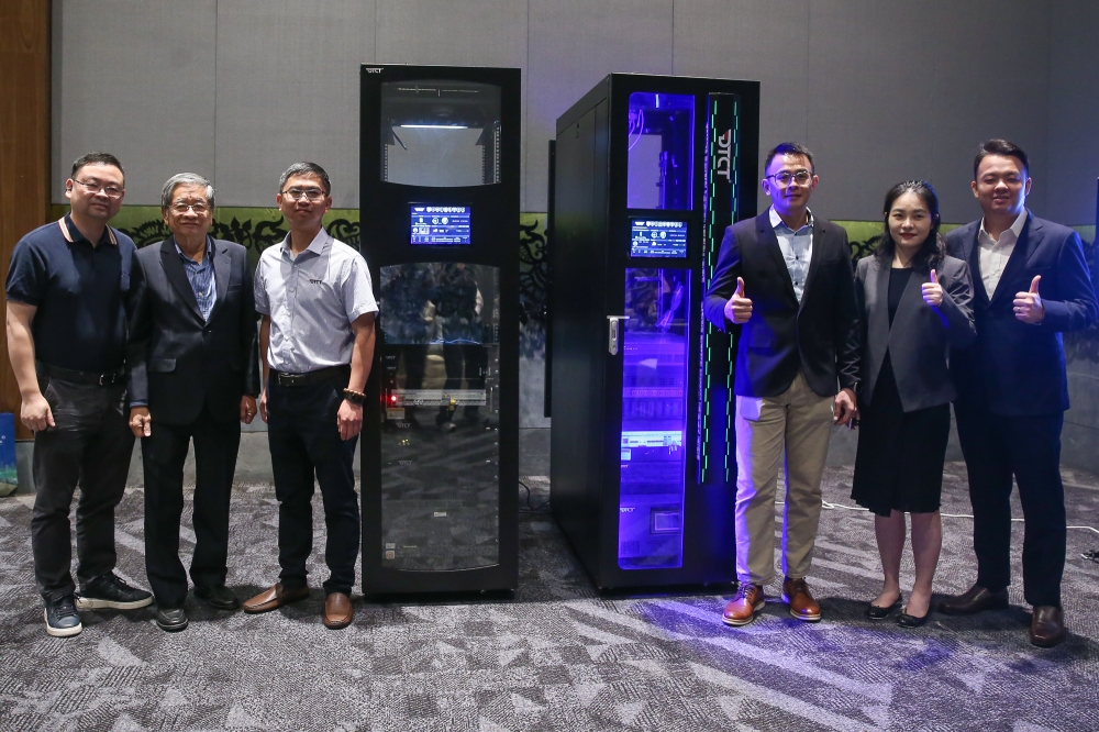 OGX Networks Sdn Bhd managing director Tan Suan Loong (extreme right), Vice President of DTCT Data & Technology Jiawa Lu (second from the right) and General Manager of DTCT Malaysia Sdn Bhd Lim I-Shen (third from the right) at the signing ceremony. — Picture by Yusof Mat Isa