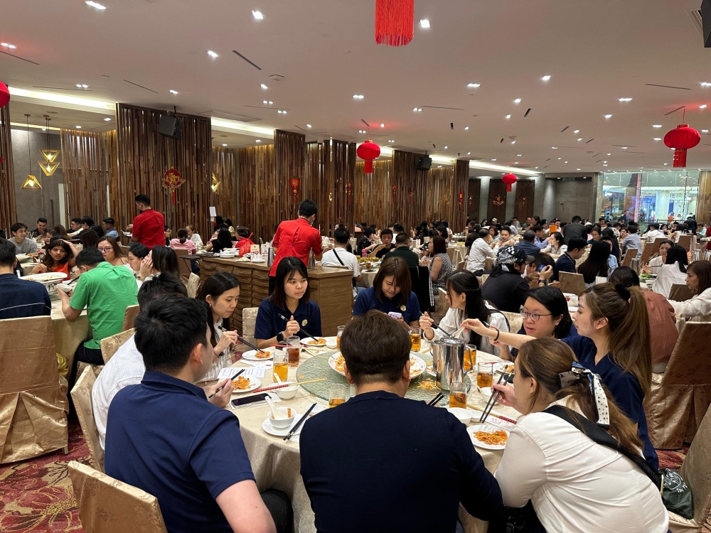 Patrons dine at The Han Room in the Gardens Mall.  — Picture by Hari Anggara