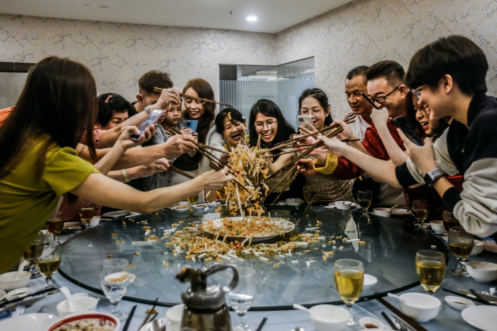 Yee Sang, or Lou Sang (prosperity toss), a popular dish that is high in demand during Chinese New Year dinners. — Picture by Hari Anggara