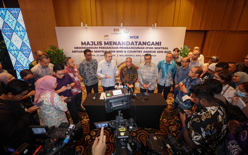 Transport Minister Anthony Loke and Perak Menteri Besar Datuk Seri Saarani Mohamad speaks at a press conference in Ipoh January 23, 2025. — Picture by John Bunyan