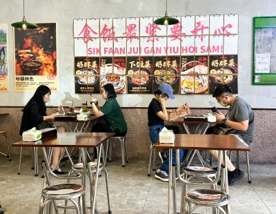 PJ Damansara Utama’s Chat Hei Claypot serves sizzling claypot dishes amid a retro Hong Kong vibe