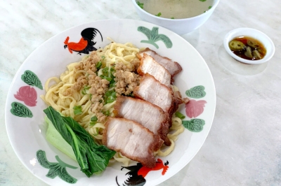 Head to Xin Chu Shi Guan in Semenyih for comforting one-dish meals like fried pork noodles and curry chicken rice