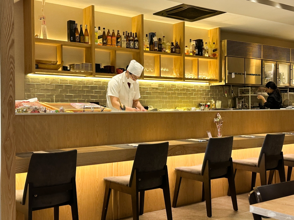 Solo diners or small groups can sit at the counter to watch the preparations for their meal. —  Picture by Lee Khang Yi