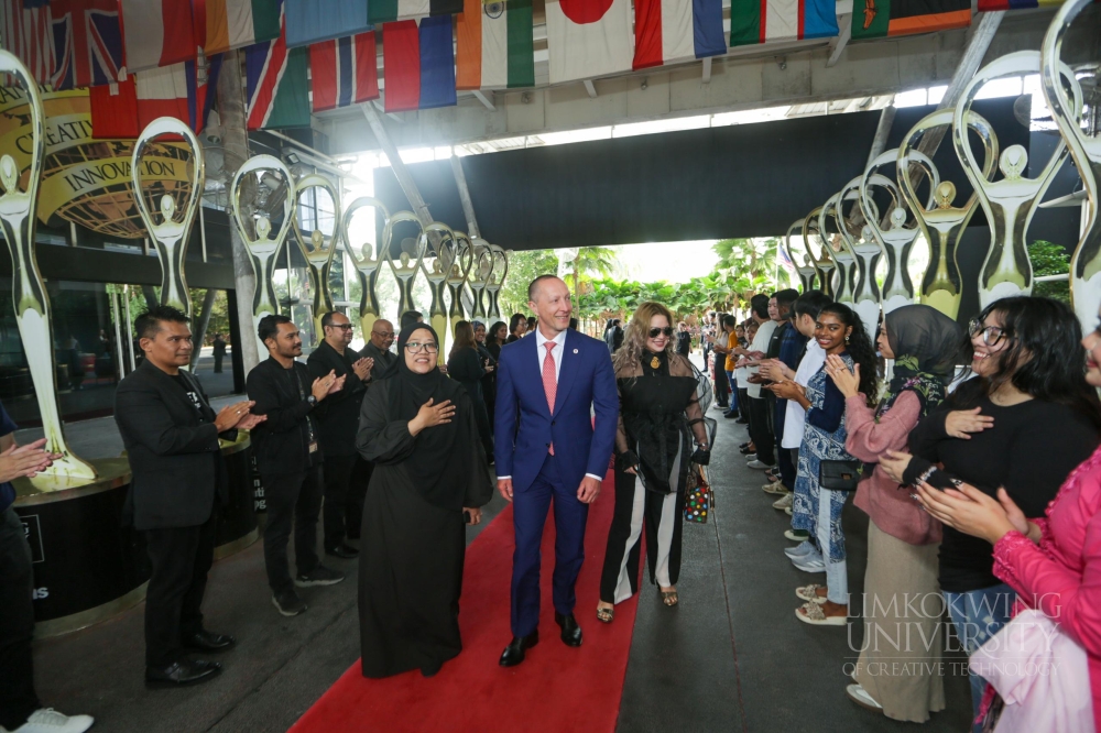 Students of Limkokwing University warmly welcomed Vadim Lobov, President of Synergy
University, during his visit to celebrate the historic partnership. 