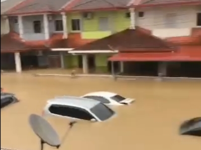 Sarawak spins up 15 evacuation centres as floods hit on first day of CNY (VIDEO)