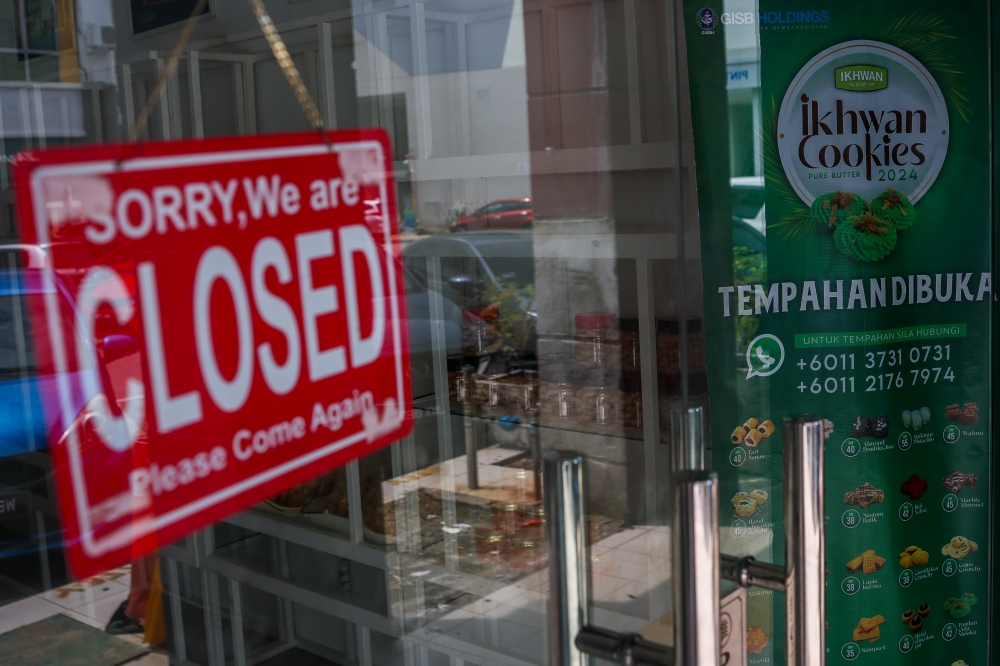 A ‘Closed’ sign is seen on the entrance of a bakery in Kuantan, Pahang. — Bernama pic