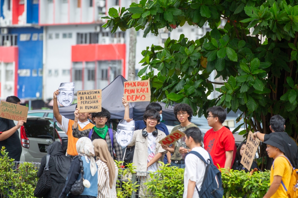 Students from Sekretariat Rakyat Benci Rasuah protest against their members who were called up by the police at Dang Wangi police headquarters. — Picture by Raymond Manuel