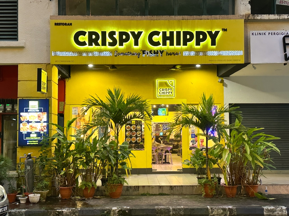 Who can resist that cheerful yellow exterior that hides a crispy fish and chips inside? — Picture by Lee Khang Yi