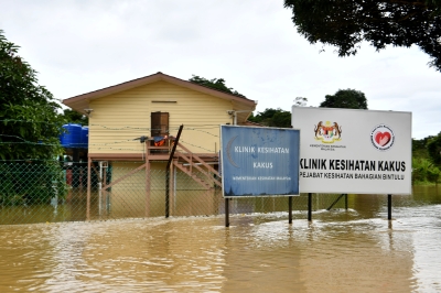 Second wave floods hit Bintulu; man goes missing after boat capsizes