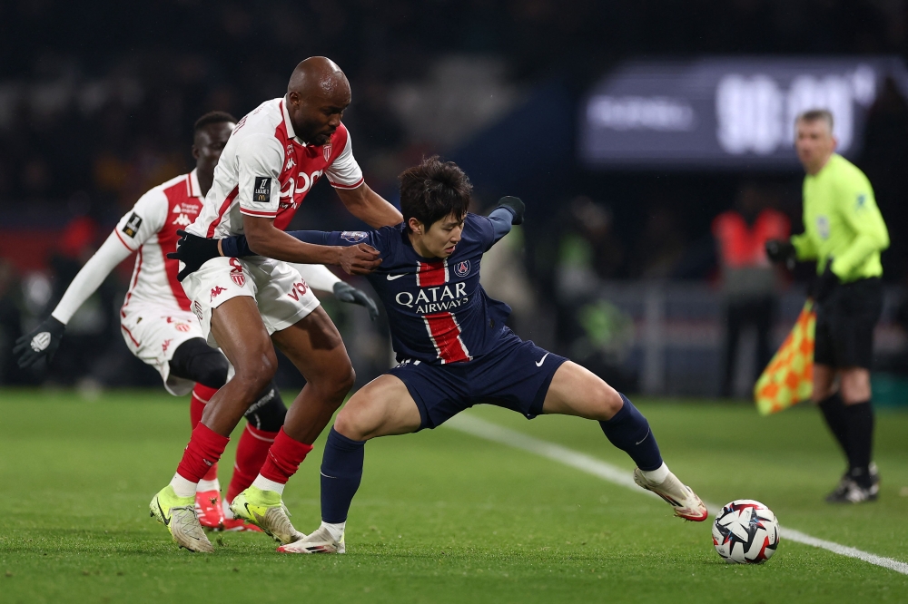 Paris Saint-Germain’s Lee Kang-in and Monaco’s Belgian Eliot Matazo fight for the ball — Pic by AFP