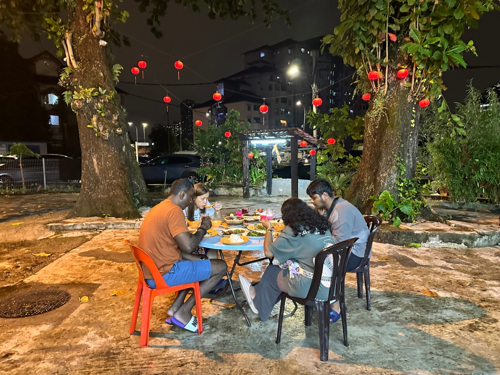 If weather permits, dine under the trees for a carefree experience. — Picture by Lee Khang Yi