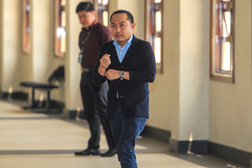 MACC officer Fikri Ab Rahim arrives at the Kuala Lumpur Court Complex March 4, 2020. — Picture by Shafwan Zaidon