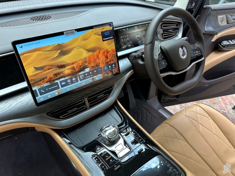 While we are on the subject of screens, the D9 also features a 10.25-inch digital instrument cluster for the driver (the Premium variant also includes a heads-up display) alongside a 15.6-inch infotainment touch screen. — SoyaCincau pic 