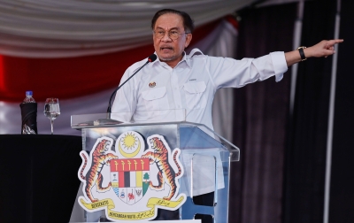 Anwar: Rich wannabe ‘hero’ former leaders should talk less, give more money to the poor