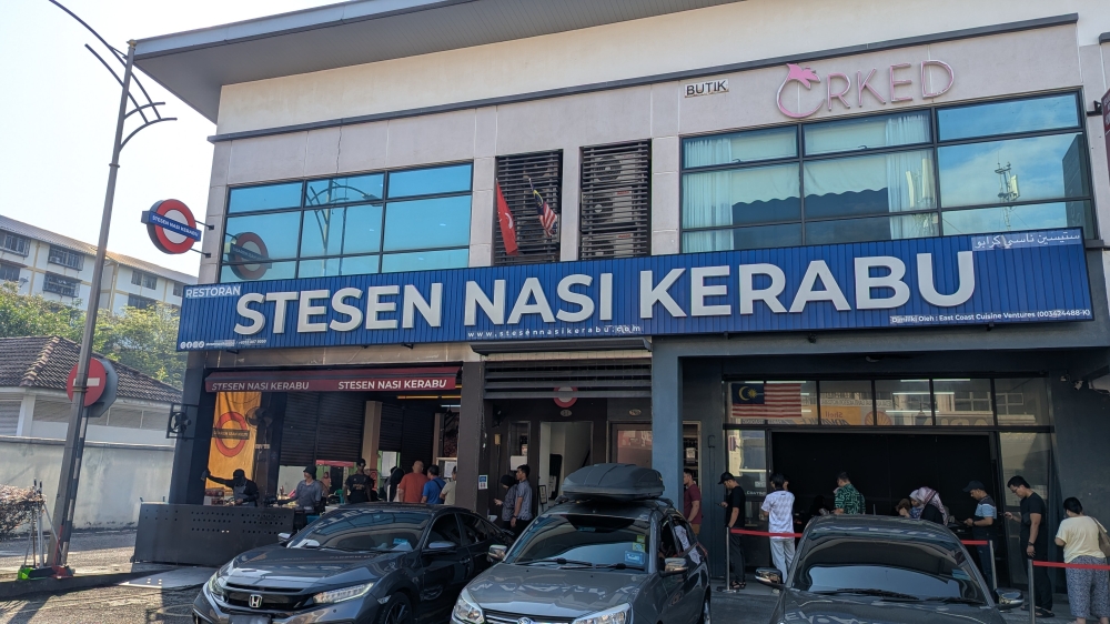 There is always a queue at Stesen Nasi Kerabu, even at 9am on a Saturday morning. — Picture by Ethan Lau