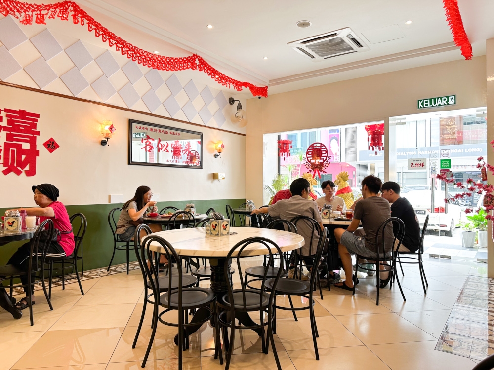 A steady stream of diners will walk in to this place that opens till 4pm, allowing for a super late lunch. — Picture by Lee Khang Yi